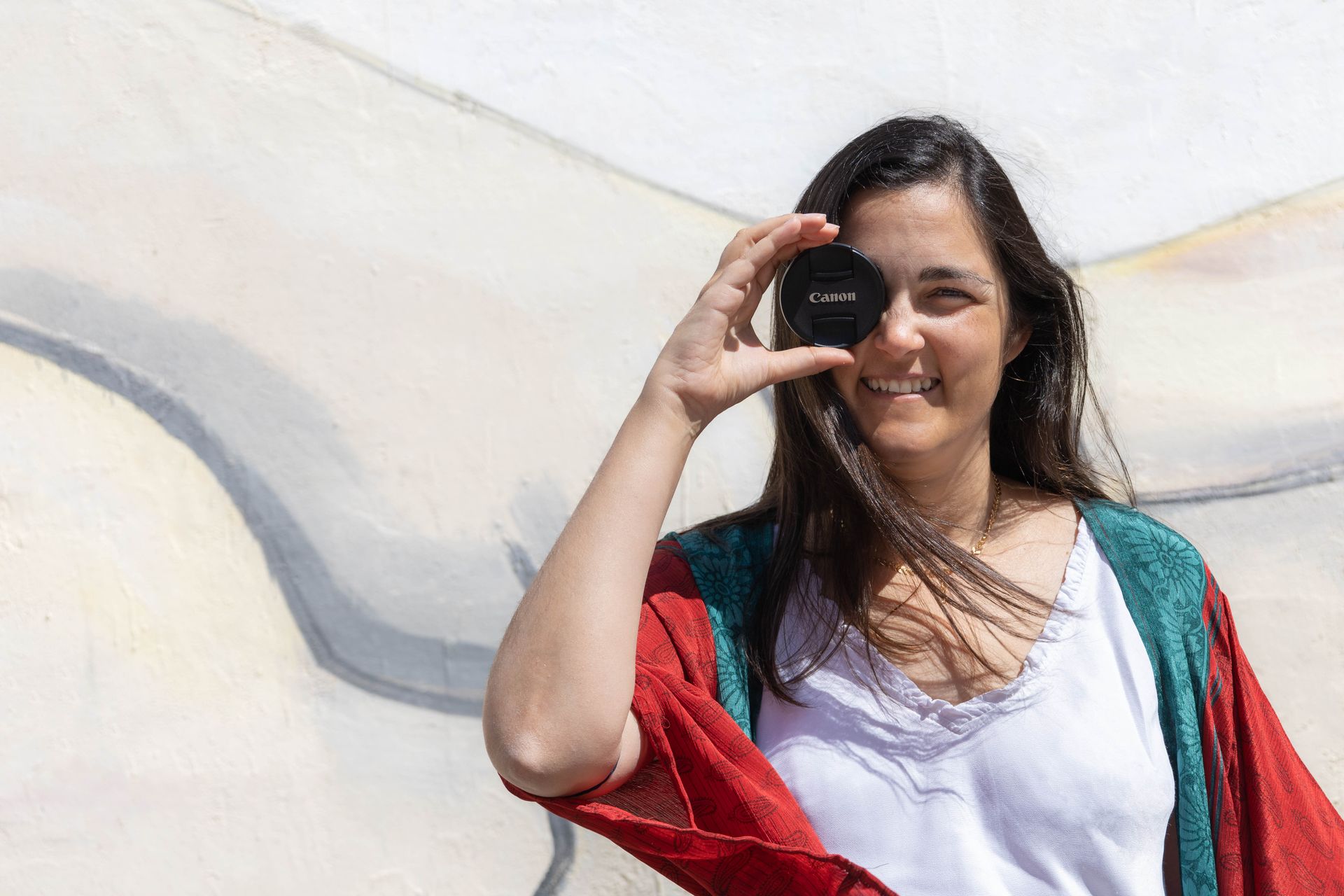 Julia Renuncio, fotógrafa profesional en Valencia, con su cámara