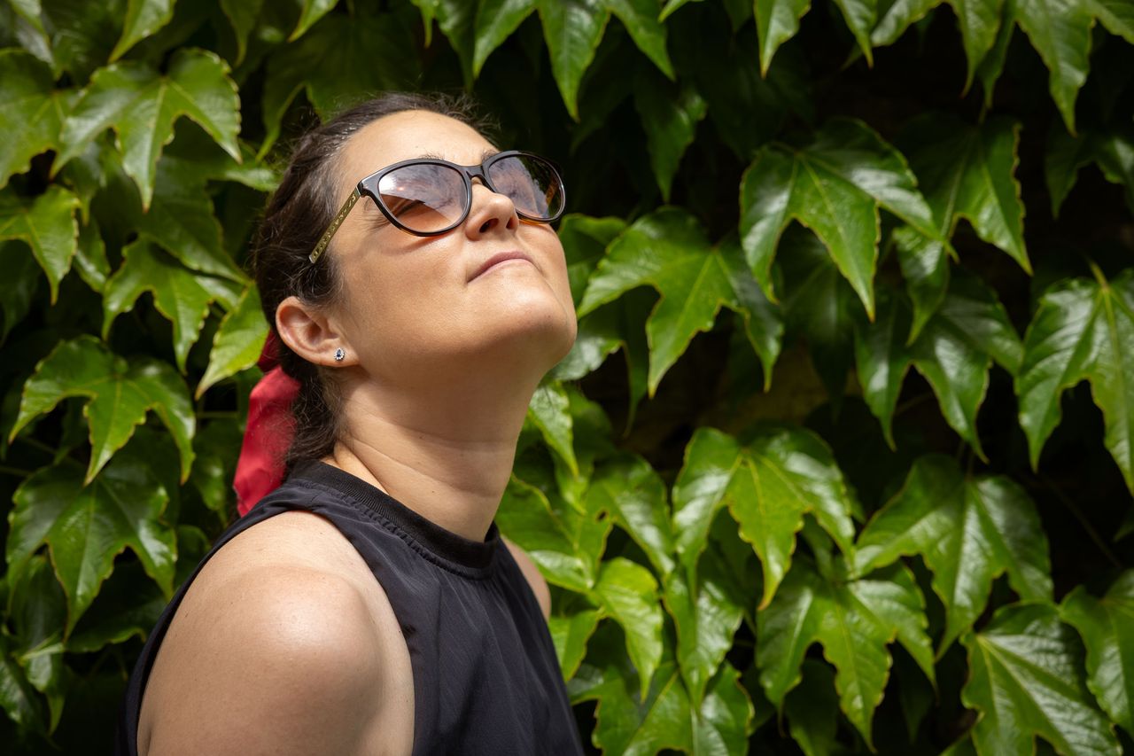 Julia Renuncio en un entorno natural, mostrando su enfoque tranquilo y su conexión con la belleza de lo auténtico