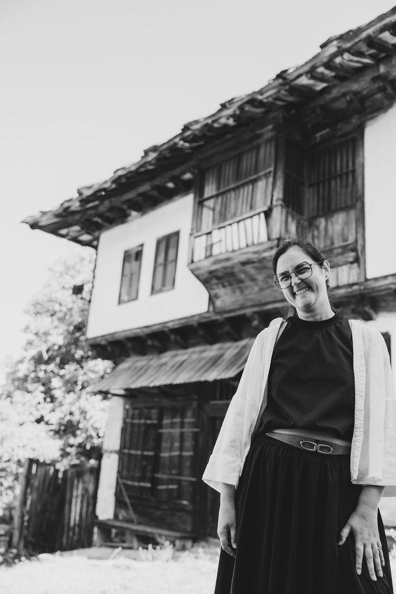 Julia Renuncio en un entorno tradicional, reflejando su amor por la autenticidad y los detalles que cuentan historias