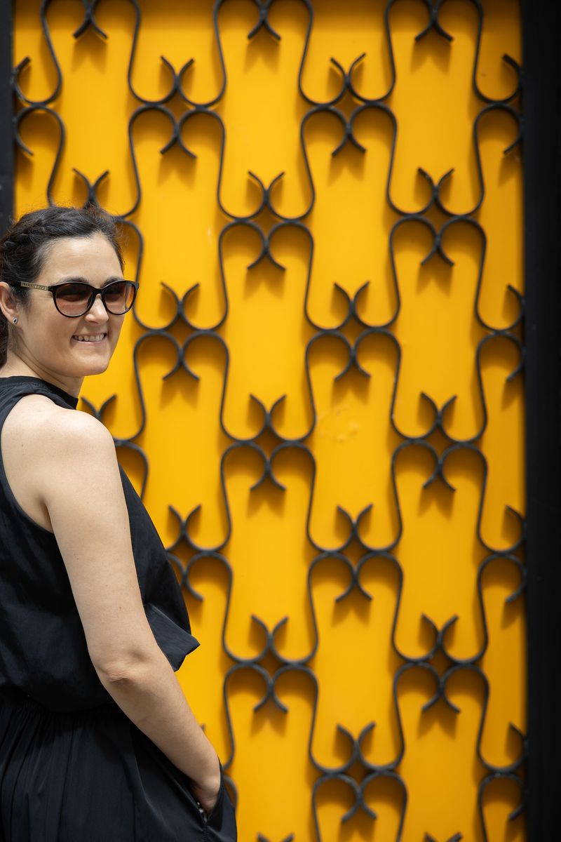 Julia Renuncio retratada con calidez, transmitiendo la cercanía y conexión personal que caracteriza su trabajo fotográfico