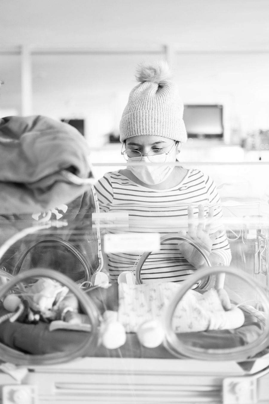 Proyecto En Tus Manos: Bebé en incubadora (blanco y negro)