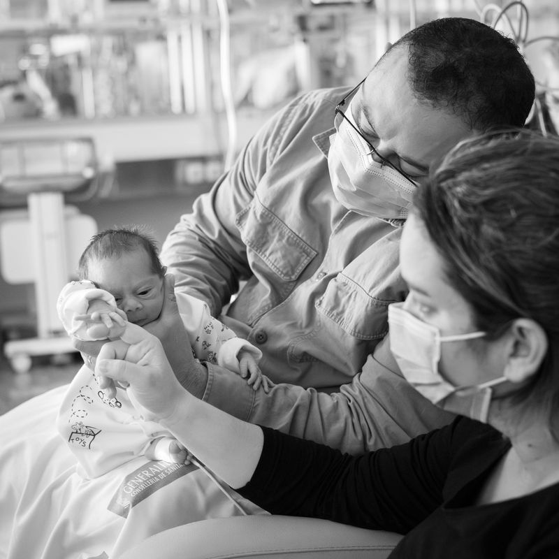 Proyecto En Tus Manos: Familia reunida compartiendo un momento de amor y esperanza