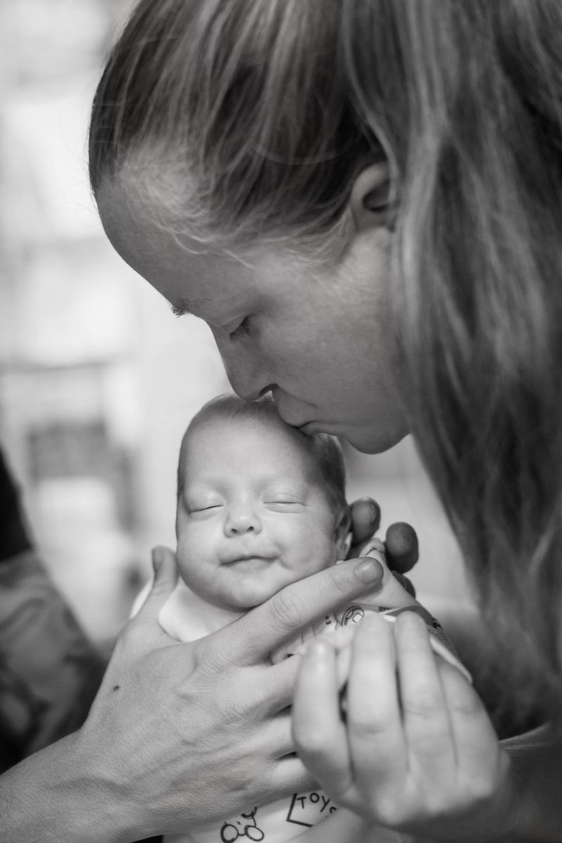 Proyecto En Tus Manos: Bebé sonriendo en la UCI neonatal