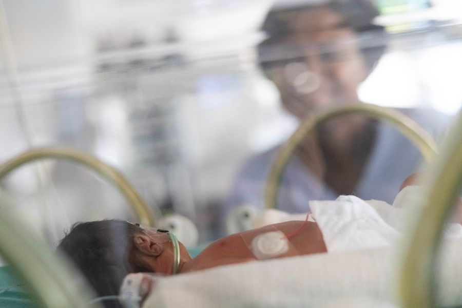Proyecto En Tus Manos: Bebé en incubadora mientras alguien lo mira