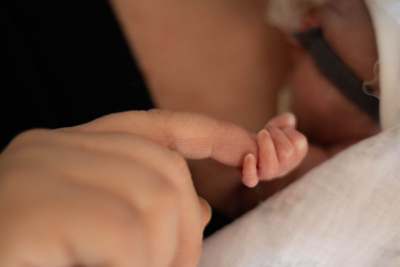 Proyecto En Tus Manos: Bebé agarrando dedo madre