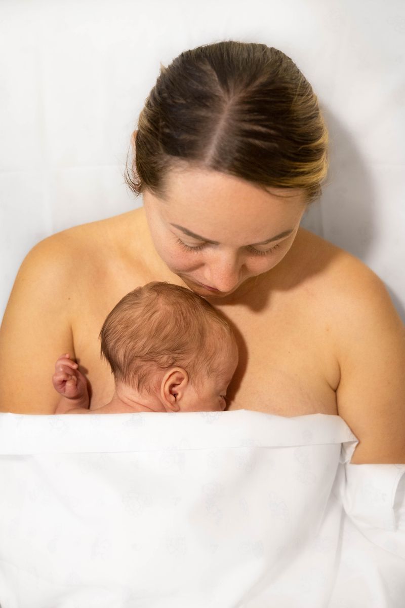 Proyecto En Tus Manos: Bebé luchador abrazando a su madre