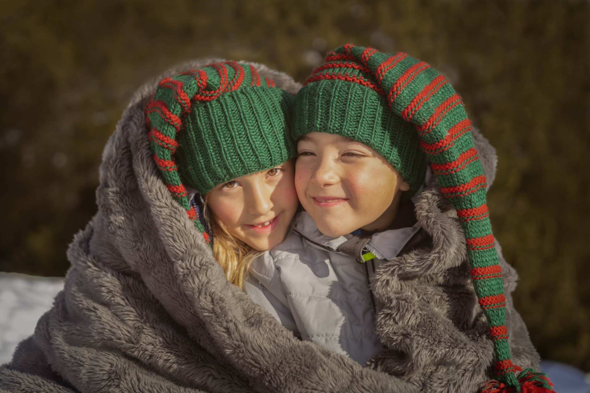 Imagen de dos niños en una preciosa estampa Navideña.