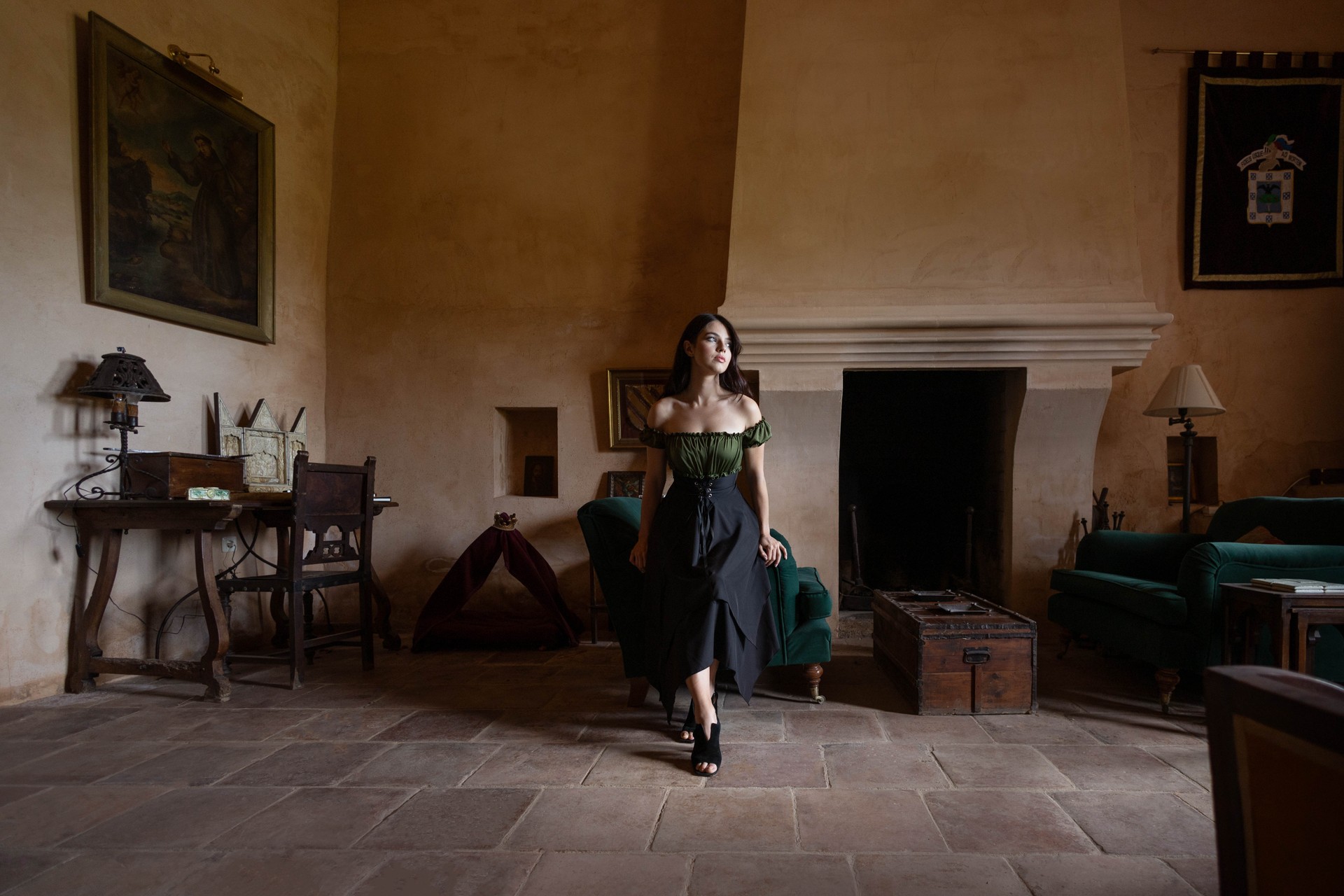 Imagen de una modelo posando frente a una chimenea.