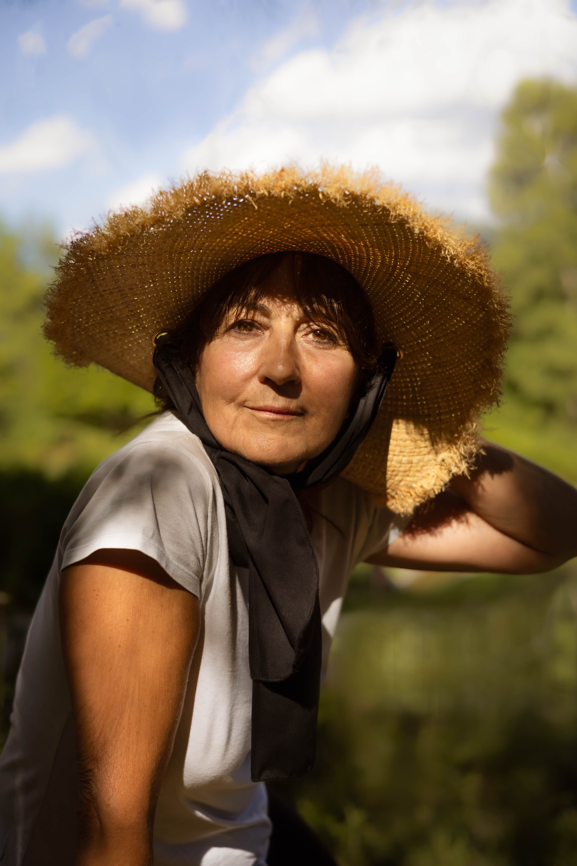 Imagen de una mujer con un sombrero.
